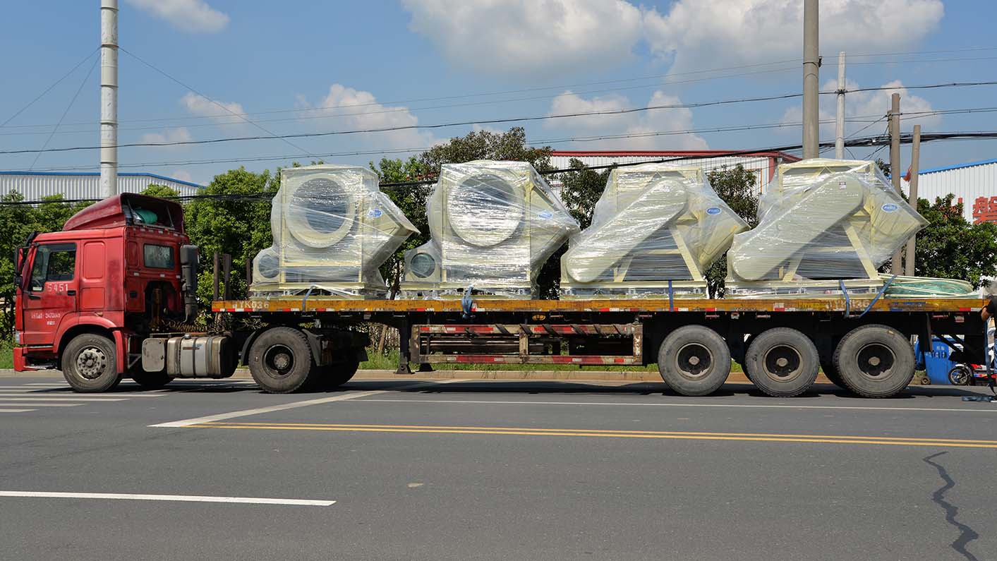 風機廠家:磐力4臺耐酸堿玻璃鋼離心風機運往蘇州現(xiàn)場